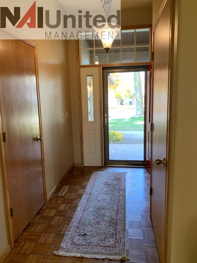 Building Photo - House for Rent 3 BR, 2 bath house, main floor laundry, 2 fireplaces, attached garage, Dakota Dunes