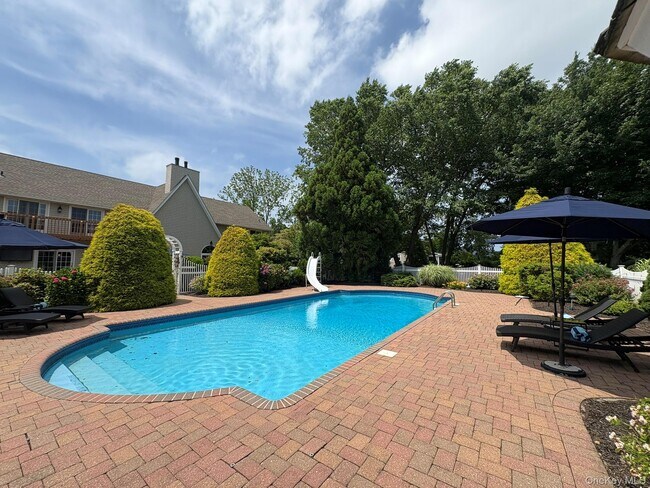 Building Photo - 365 Chablis Path