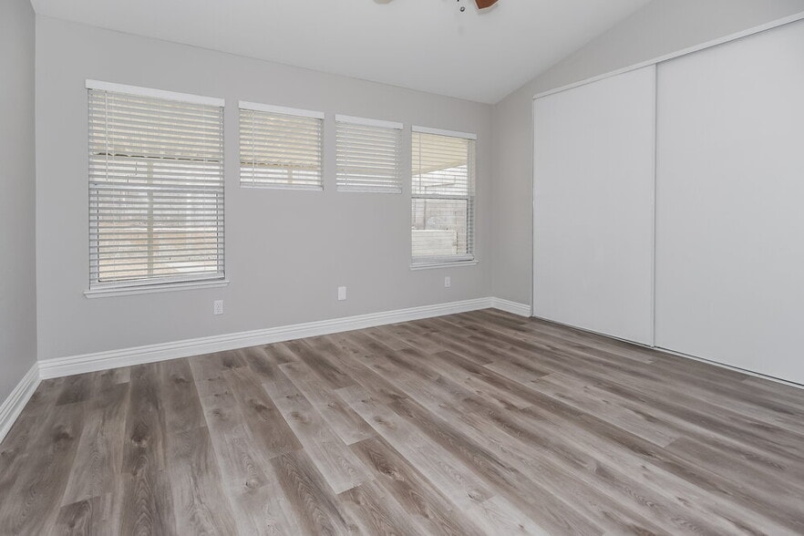 Building Photo - 806 Zinnia Cir