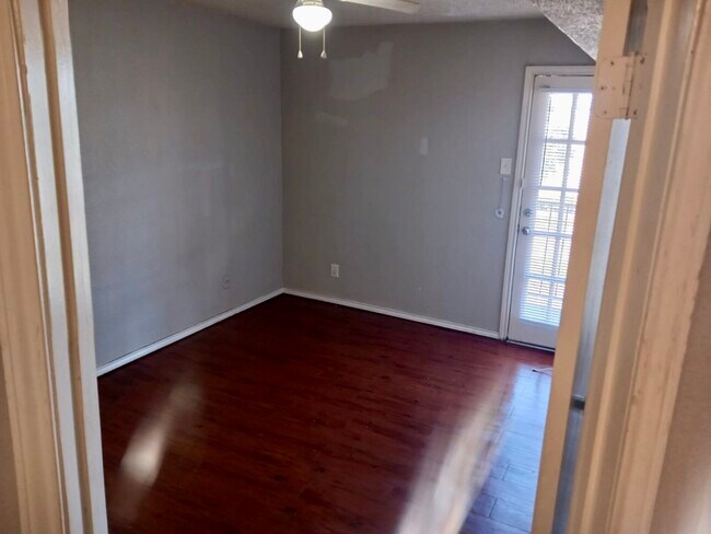 Building Photo - 9520 Royal Ln