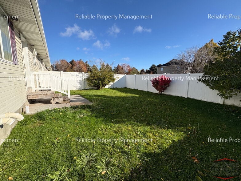 Building Photo - 1400 Falcon Dr