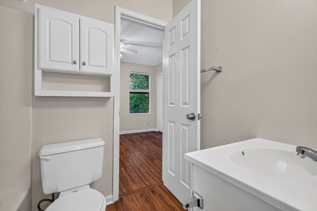 Building Photo - Convenient Living Near Park Circle