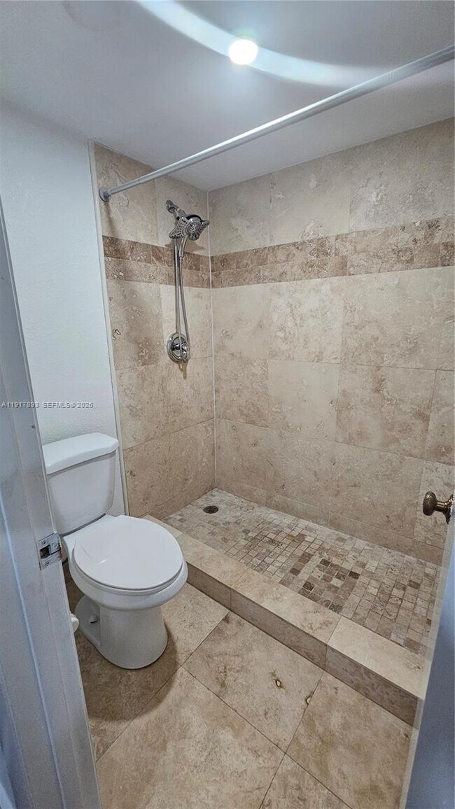 Building Photo - 105 Lake Emerald Dr