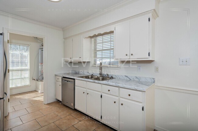 Building Photo - Charming 3-Bed 2-Bath Brick Home in West Mobile