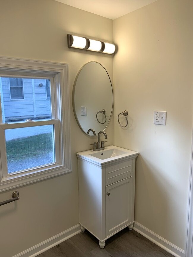 Building Photo - Newly renovated 4 bed/2.5 bath single fami...