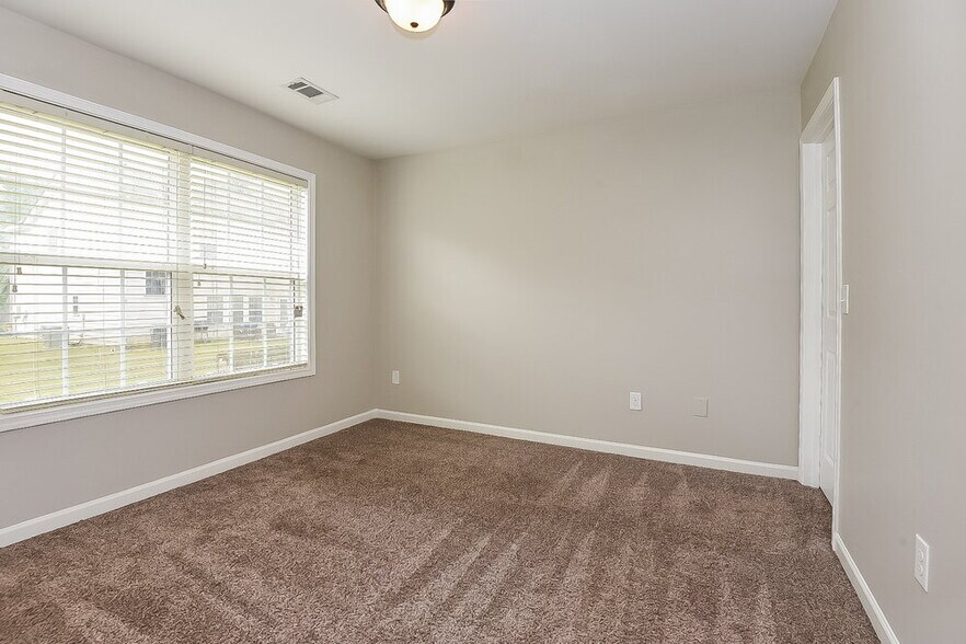 Building Photo - 2482 Folsom St