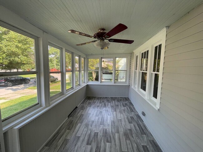 Building Photo - Three bedroom 1 1/2 bathroom home for rent