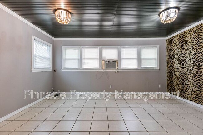 Building Photo - 2205 Live Oak St