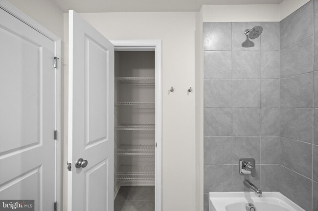 Building Photo - 813 Bond St