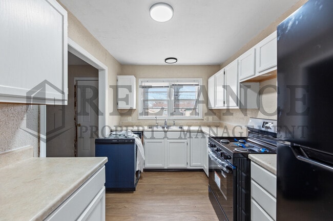 Building Photo - 2908 S Glenn Ave