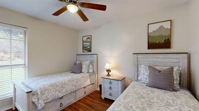 Building Photo - 810 Camellia Ct