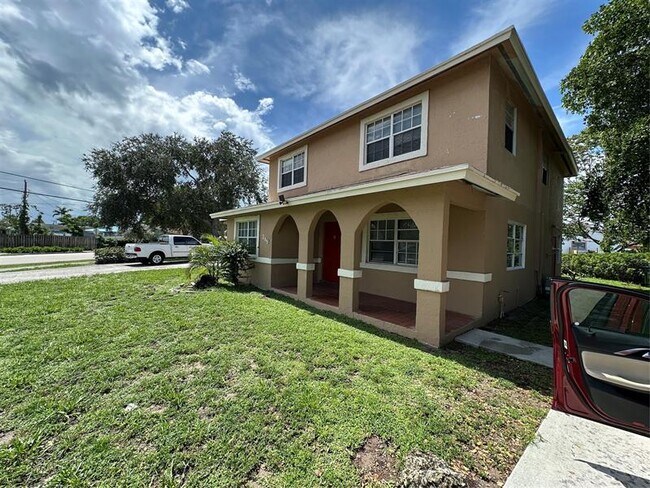 Building Photo - 146 SW 12th Ave