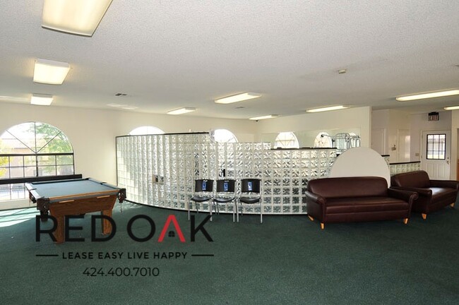 Building Photo - Spacious and Bright One Bedroom with Centr...