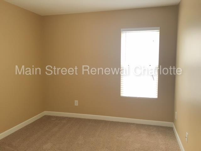Building Photo - 582 Denny Dr