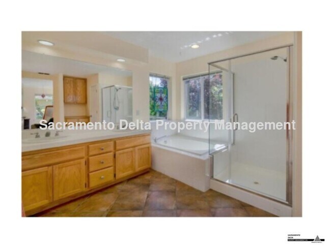 Building Photo - Gorgeous 4bed/3bath 2 story Home in Davis