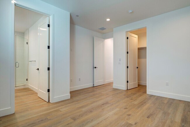 Building Photo - Fantastic Multi-Level Townhome - 3 bed 3 b...