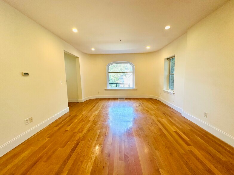 Building Photo - 10 Selkirk Rd