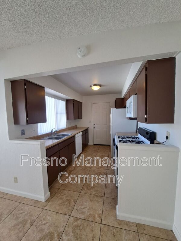 Building Photo - 543 W Alamos Ave