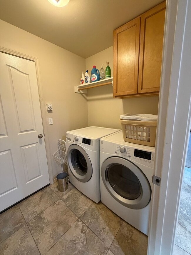 Building Photo - Single Family Home available in Quiet neighborhood.