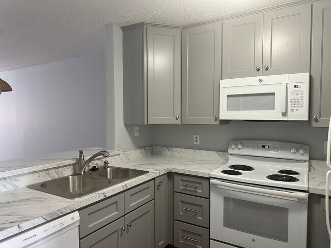 Building Photo - 2 bedroom condo in Williamsburg! Available September 2026