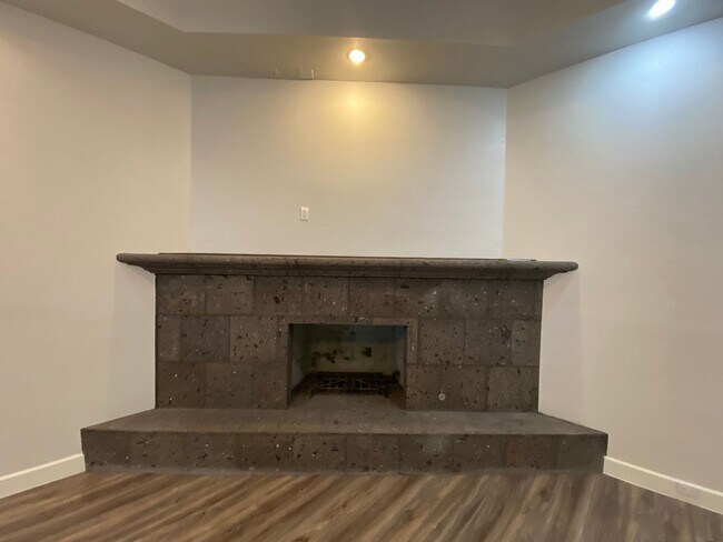 Building Photo - 2032 W Medlock Dr