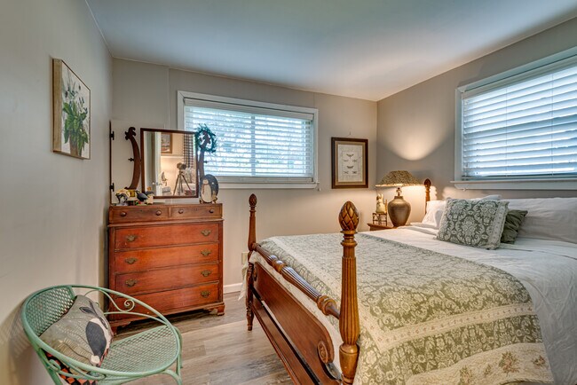 Building Photo - 318 Hollyberry Rd