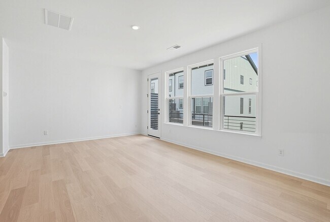 Building Photo - Brand-new three-story townhome in the Univ...