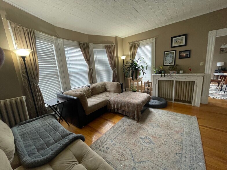 Family Room - 395 Hanover St