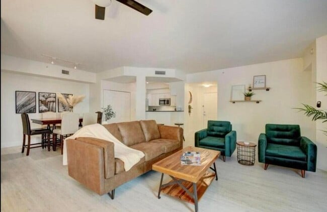 Building Photo - 802 W Windward Way