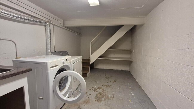 Building Photo - Amazing 2 Bedroom 1 Bath with View in NW P...