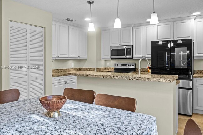 Building Photo - 6885 NW 75th Pl