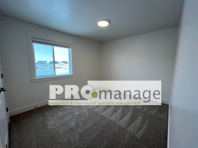 Building Photo - 3 Bed, 2 Bath Town Home w/ 2 Car Garage - BRAND NEW - Idaho Falls