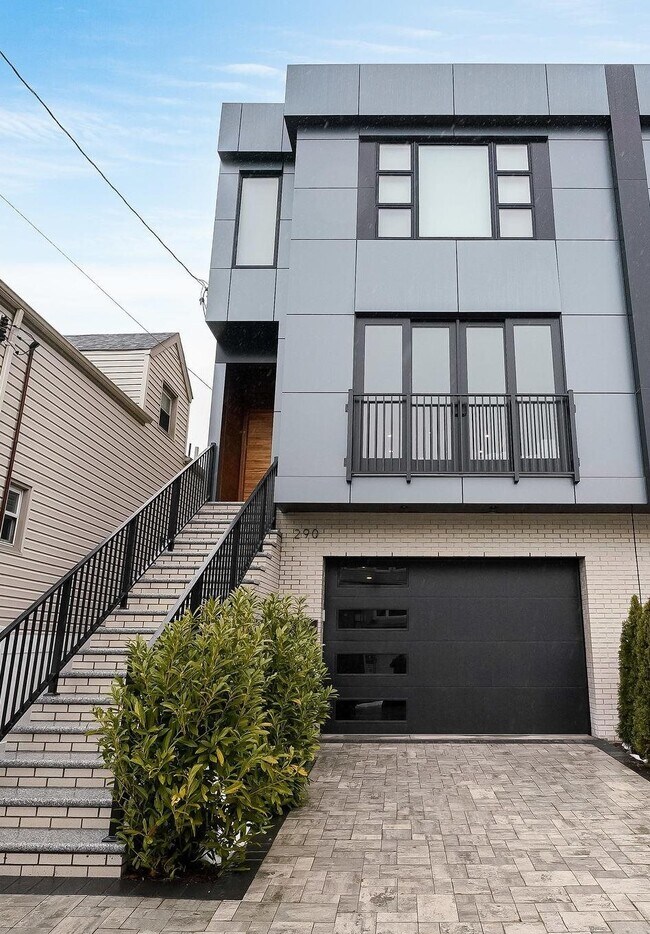 Building Photo - 290 Griffith St