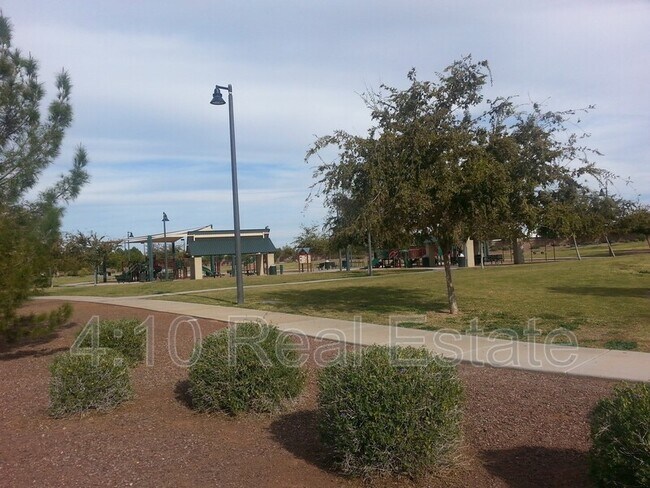 Building Photo - 2644 E Chester Dr