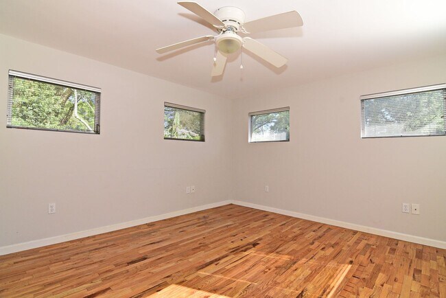 Building Photo - 1319 Francis Ave