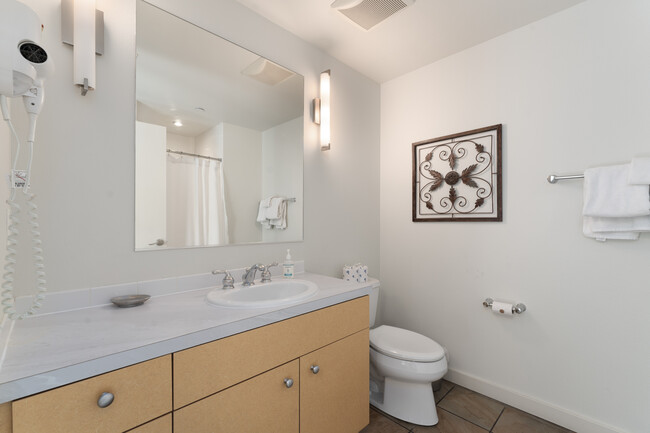 Building Photo - 2220 W Woodin Ave