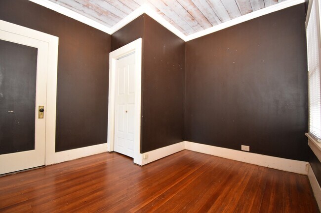 Building Photo - Recently Updated 3 Bedroom House