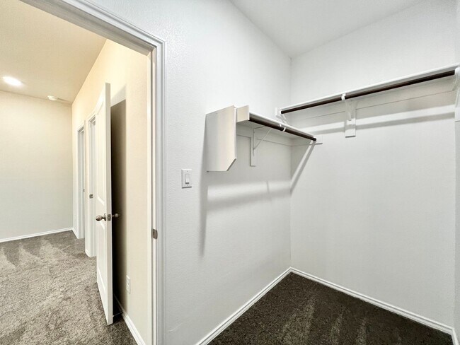 Building Photo - Brand New Duplex in New East Parks Community