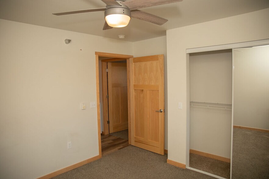 Building Photo - 3850 Sunnyside Dr W