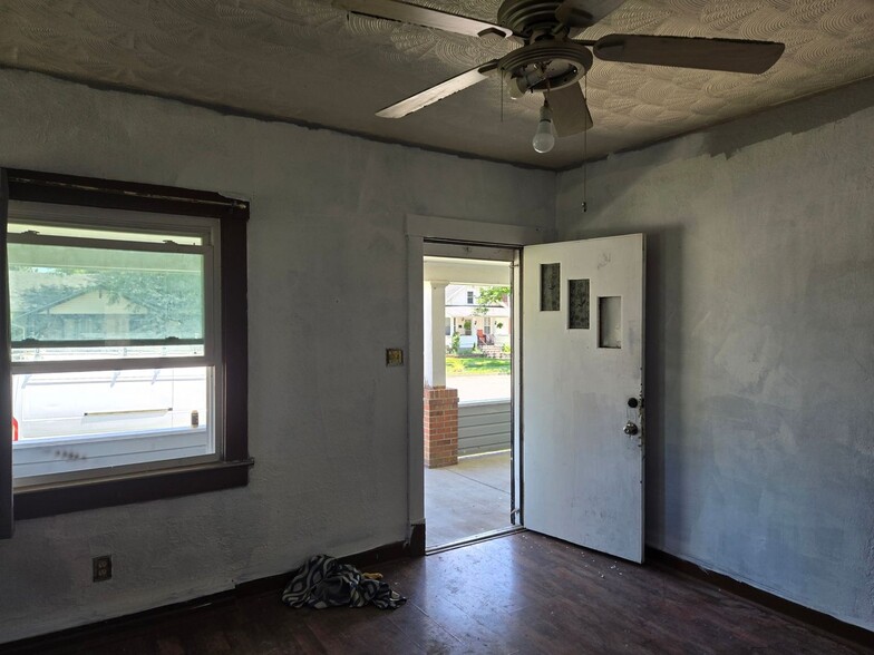 Building Photo - 431 Elm St