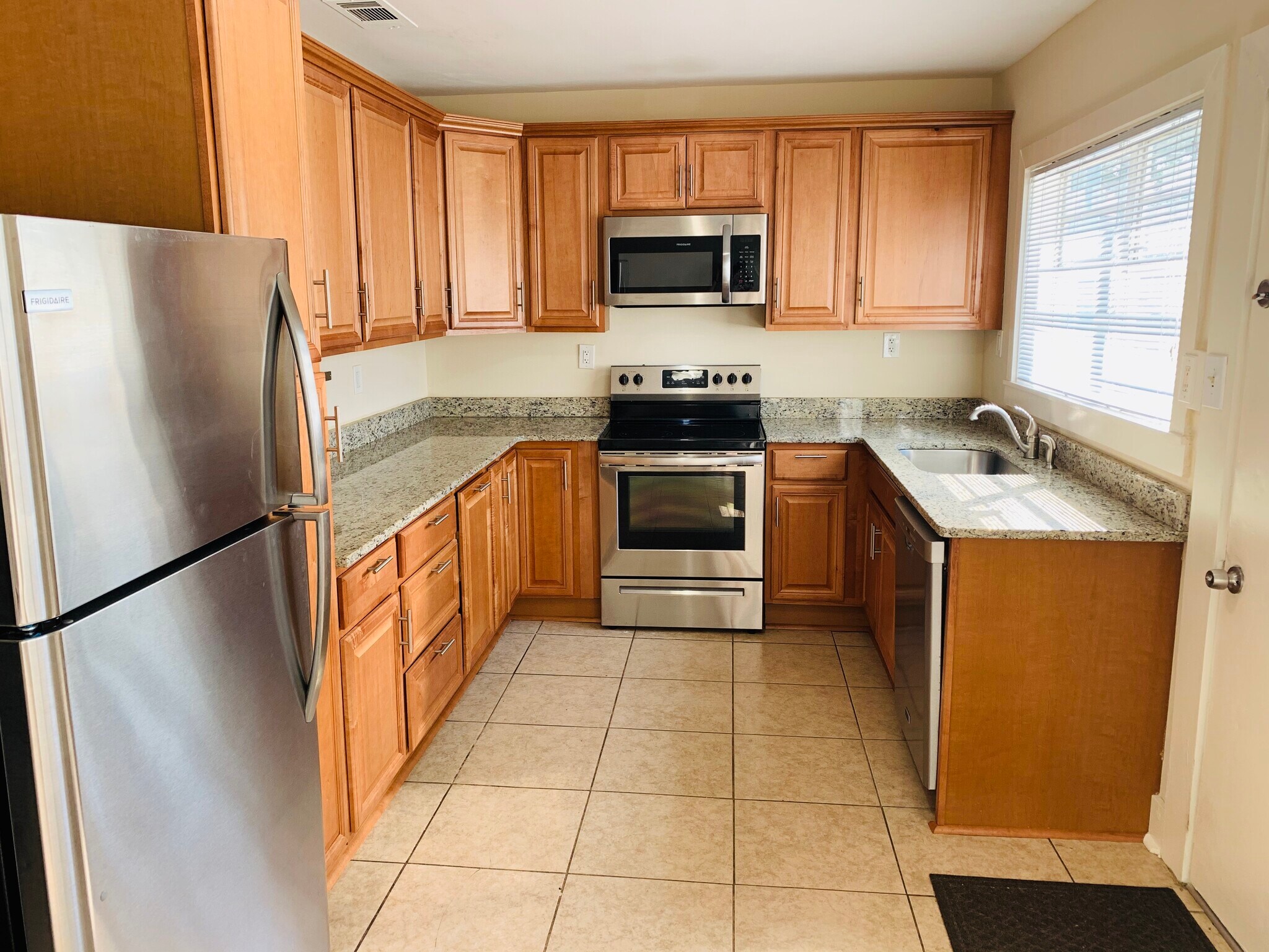 Building Photo - 903 Montgomery St