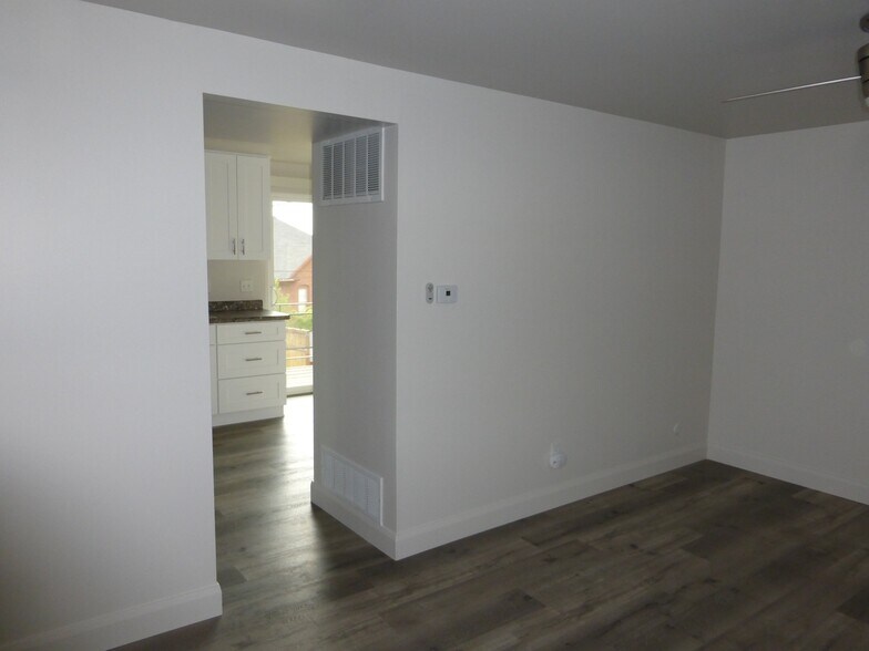 Building Photo - 475 Wall St