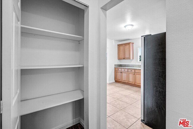 Building Photo - 5319 1/2 Normandie Ave
