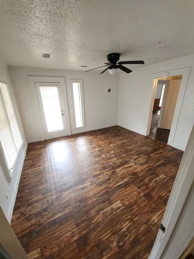 Building Photo - Affordable 3-bedroom, 2-bathroom