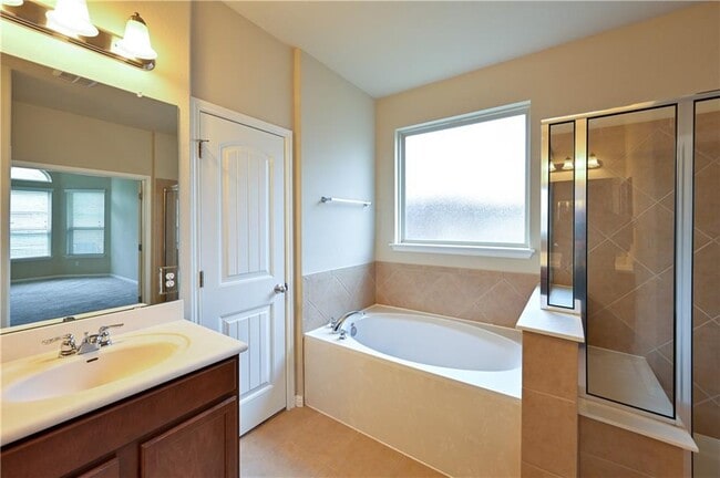 Building Photo - 100 Lake Mineral Wells Dr
