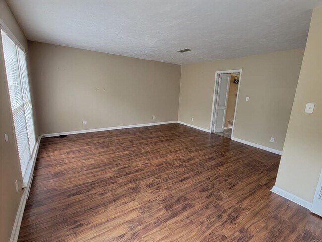 Building Photo - Townhouse off Vaughn Rd