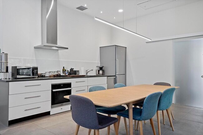 Building Photo - 112 S J St