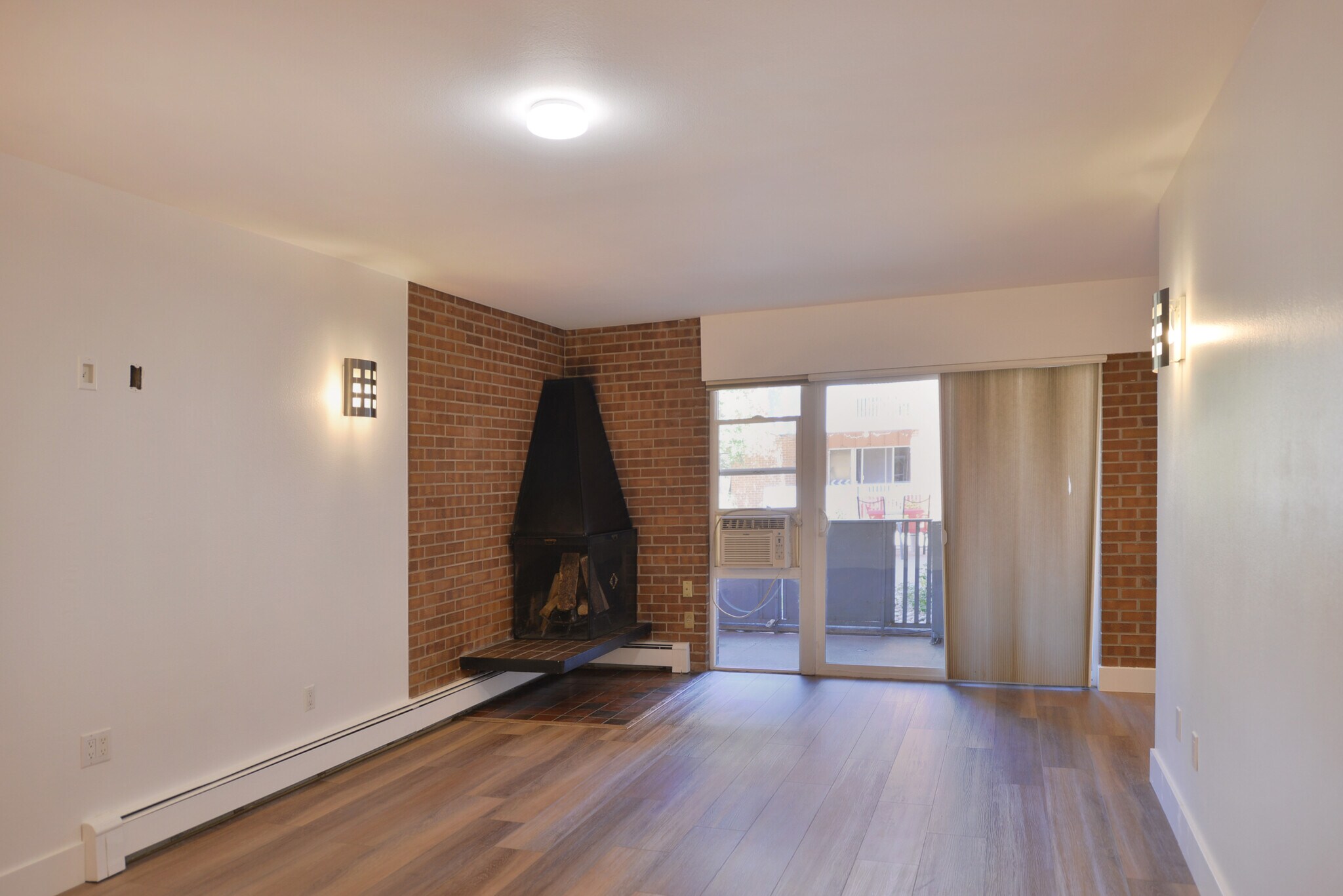 LIVING - 620 Mathews St