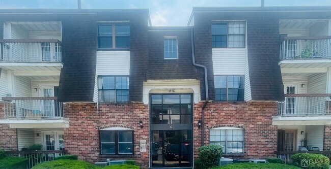 Primary Photo - 611 Green Hollow Dr
