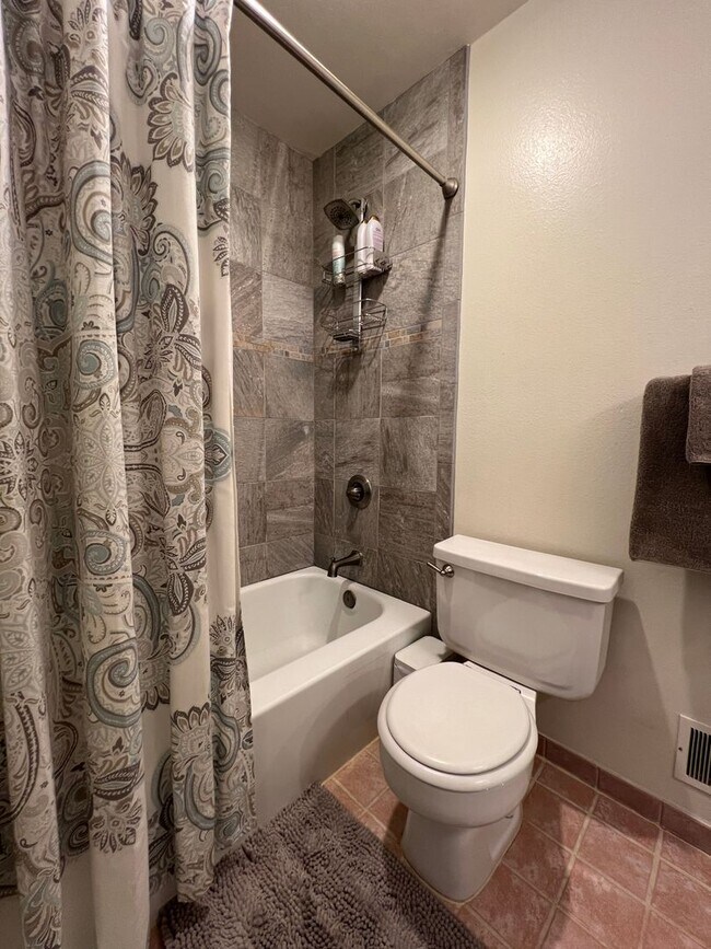 Building Photo - Spacious 4 Bed/3.5 Bath in Boulder - Available July 6th!